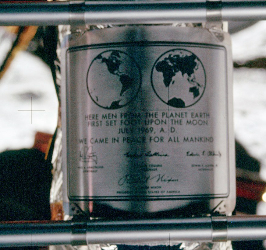 1969 年阿波羅 11 號登月紀念牌 由 NASA - NASA, 公有領域