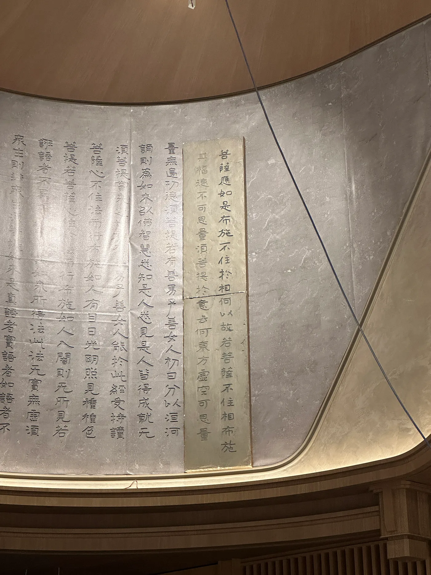 放上石膏樣，後續會以陰雕方式製作成銅