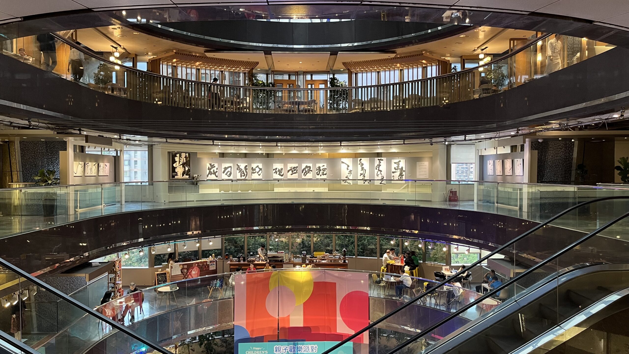 《多重書寫》於遠企購物中心展出